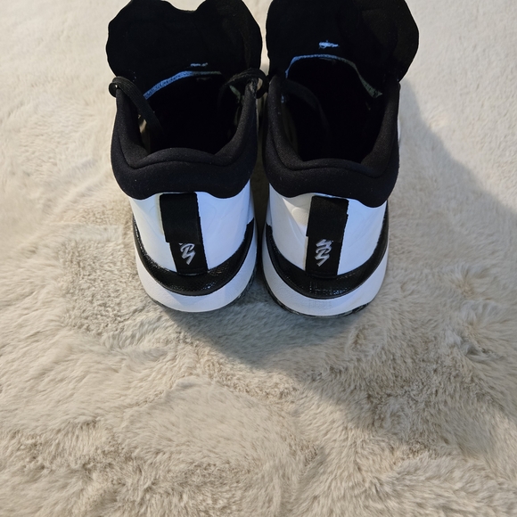 Jordan Athletic Shoes Black and White - Picture 5 of 5